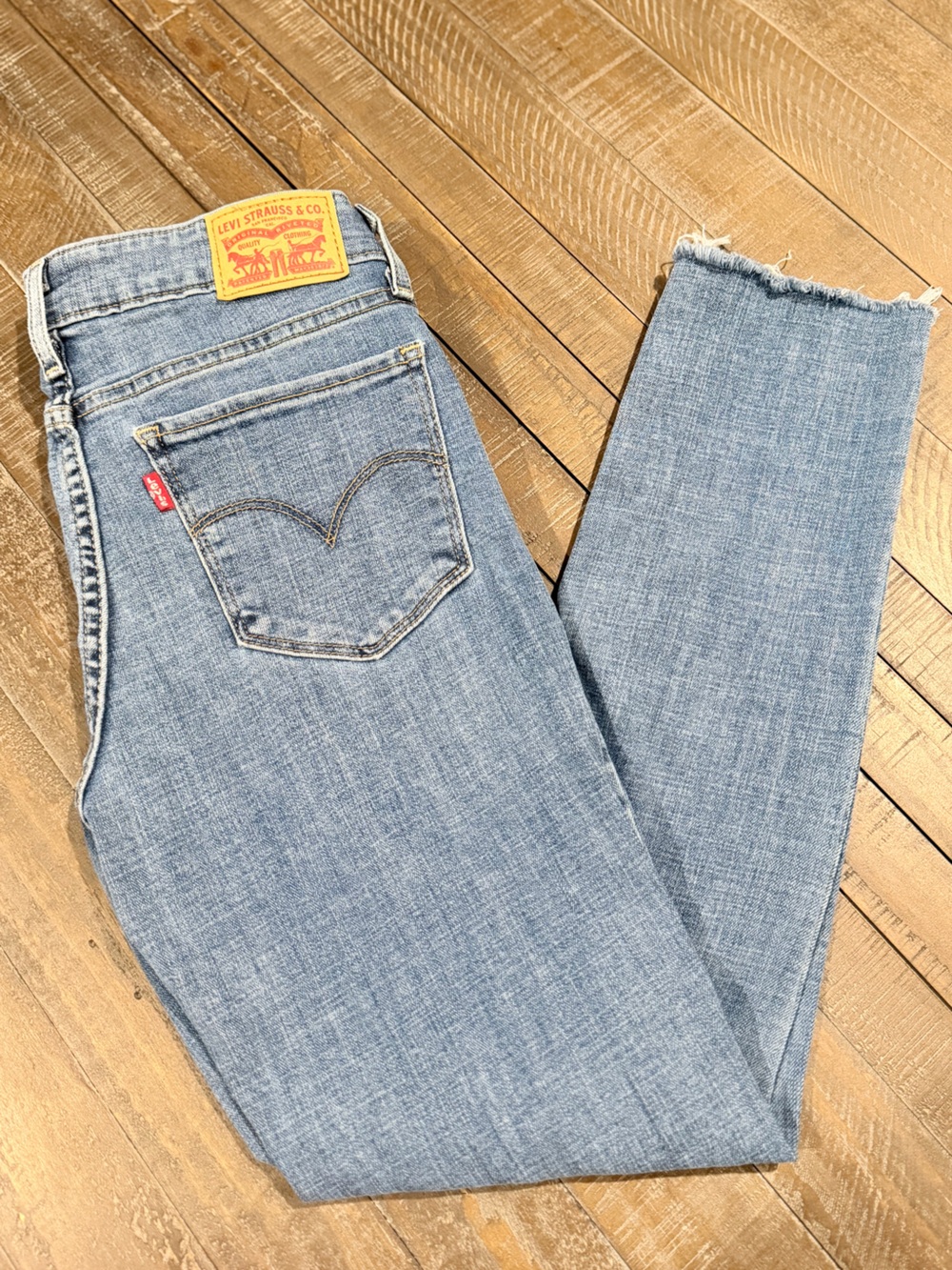 Levi’s 711 Skinny Distressed Raw Hem Jeans – Women’s Size 27